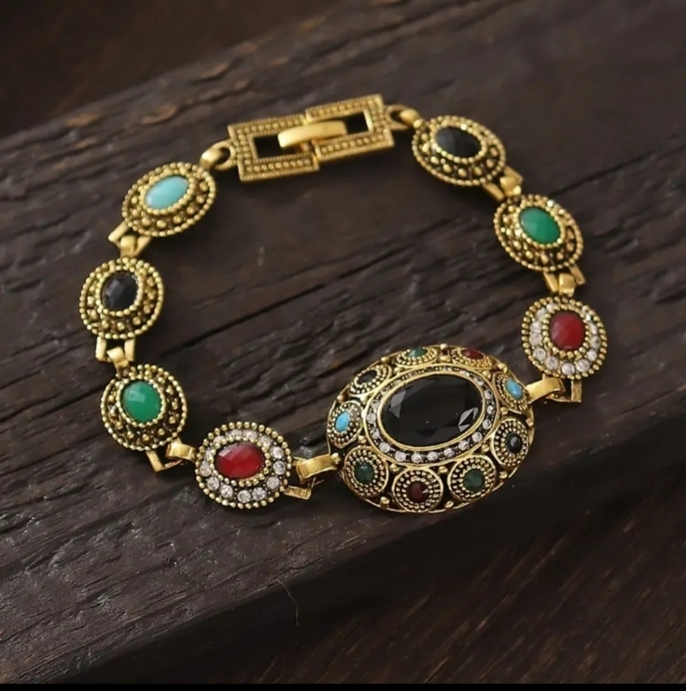 NEW! Starry Chic Vintage Bracelet – Glam Up Your Look!